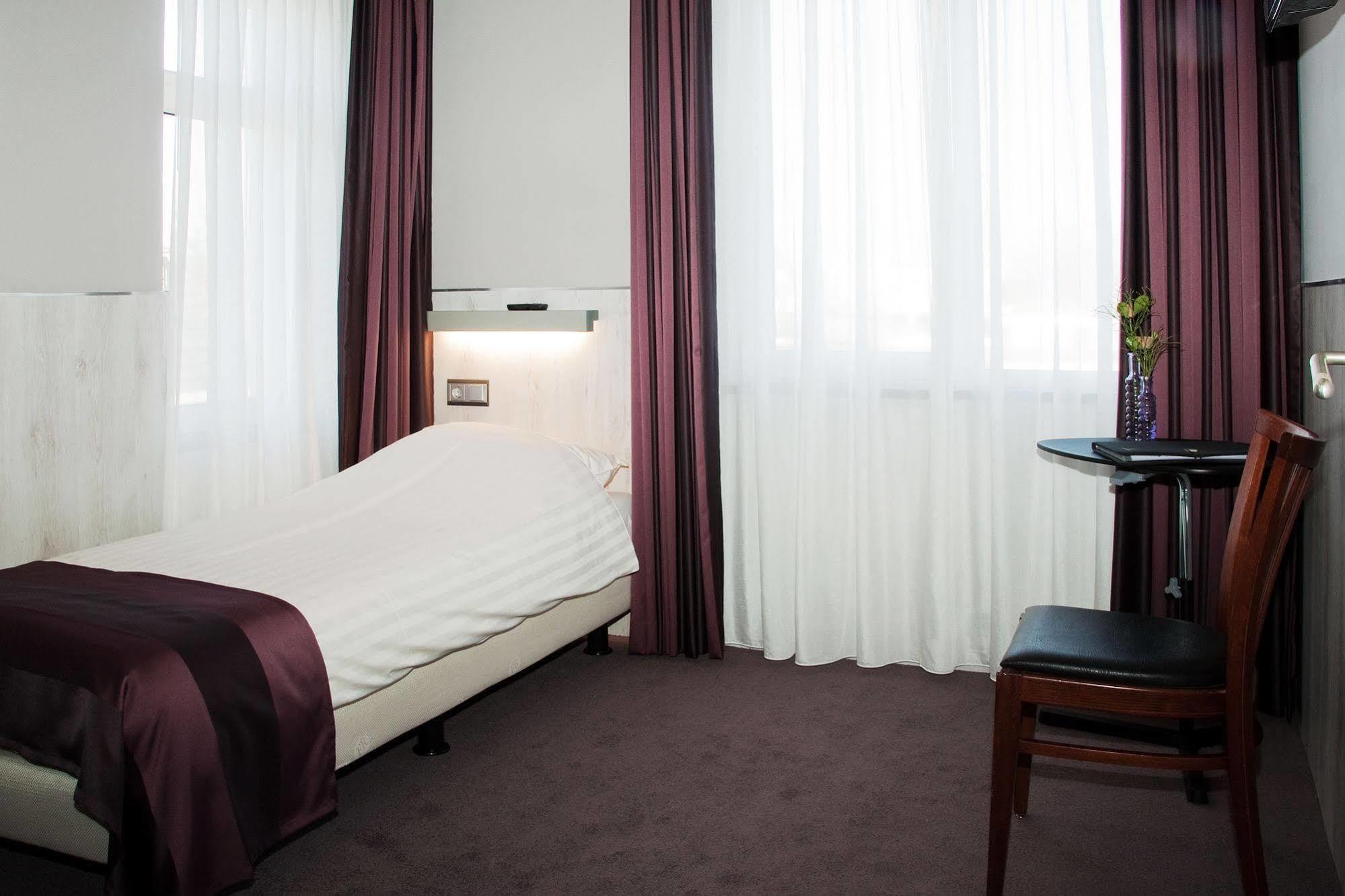 Hotel Brabant ヒルヴァーレンベーク エクステリア 写真